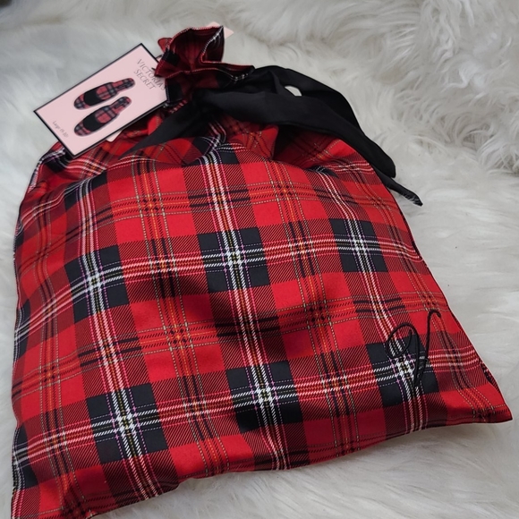 VICTORIA'S SECRET Signature Satin Slipper - Picture 4 of 11